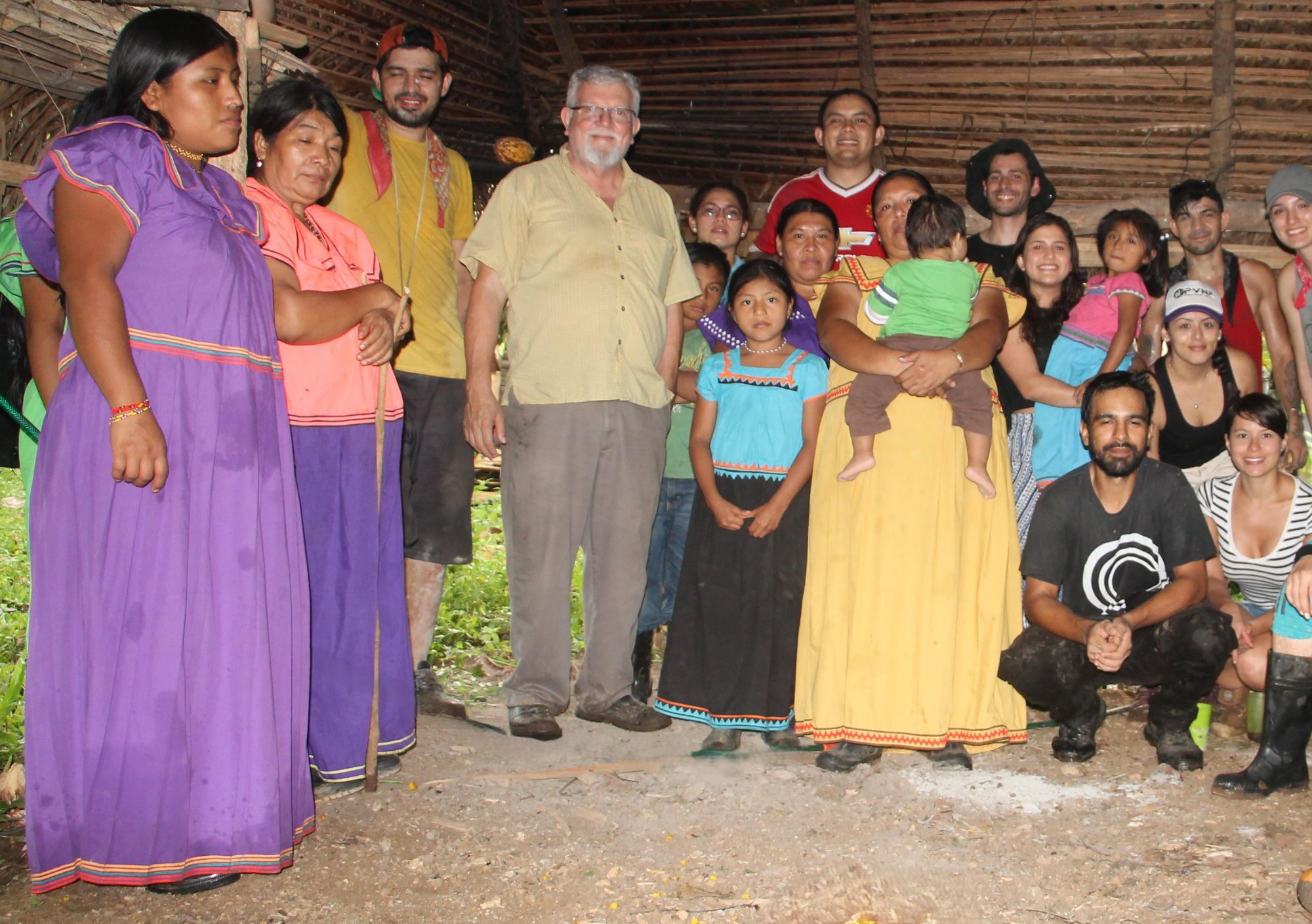 Dr. Ortiz in the community. Ricardö Araya Röjas